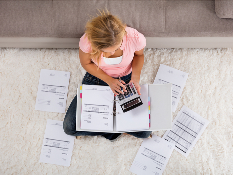 Žena zbraja troškove i plaća račune 